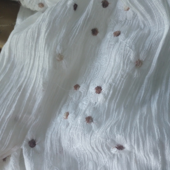 Hope Spring White Embroidery Floral Lady Top. - Picture 5 of 5